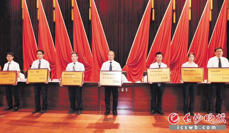 　　在昨日召開的長(zhǎng)沙科技創(chuàng)新大會(huì)上，省、市領(lǐng)導(dǎo)向院士專家工作站授牌。長(zhǎng)沙晚報(bào)記者 周柏平 攝